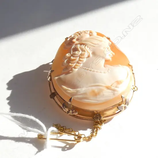 VINTAGE LGE CAMEO WELL CARVED WOMAN  GOLD FILLED FRAME