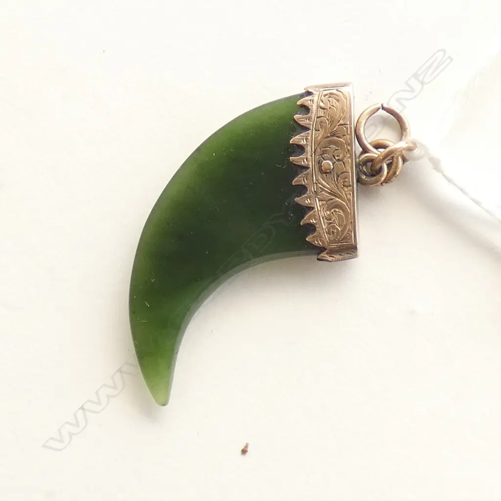 9CT GOLD & POUNAMU PENDANT (TOOTH SHAPE) Image 1++
