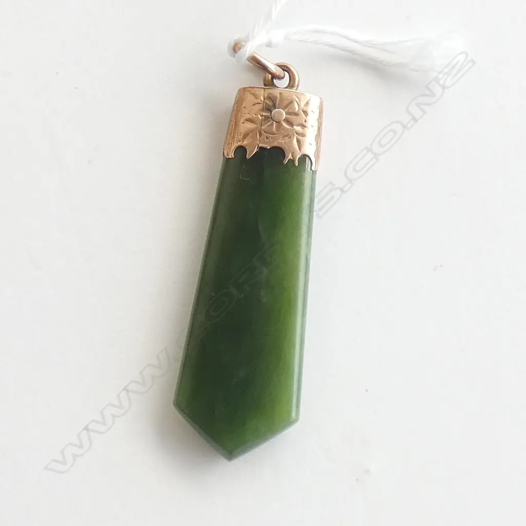 COLONIAL UNMARKED GOLD & POUNAMU PENDANT Image 1++