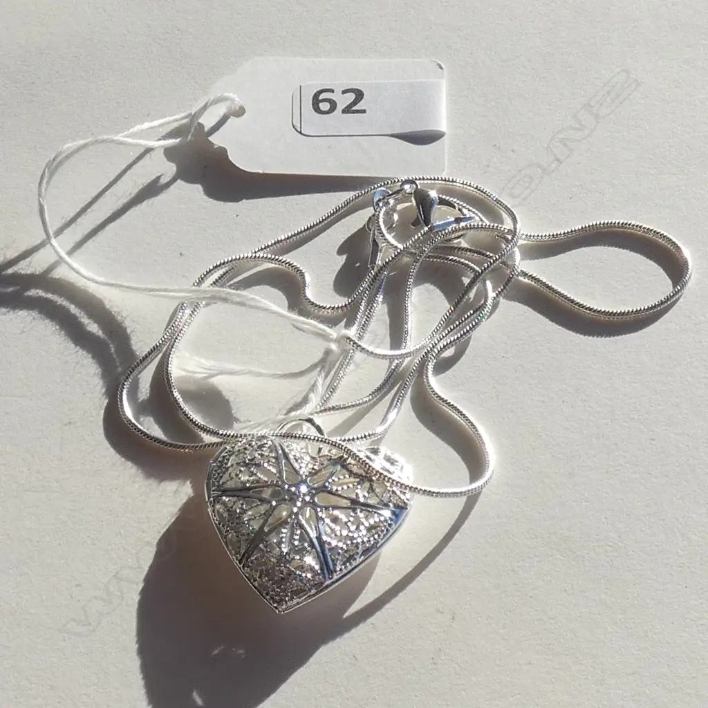 SILVER HEART LOCKET ON CHAIN Image 1++