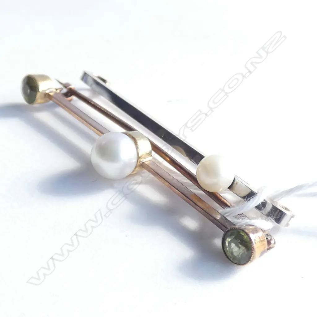 TWO 9CT GOLD AND PEARL BAR BROOCHES Image 1++