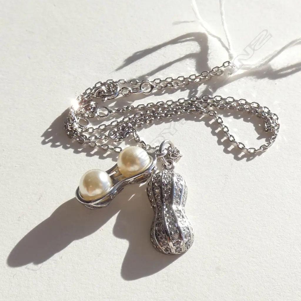 SILVER & 2 COSTUME PEARL PENDANT ON CHAIN Image 1++
