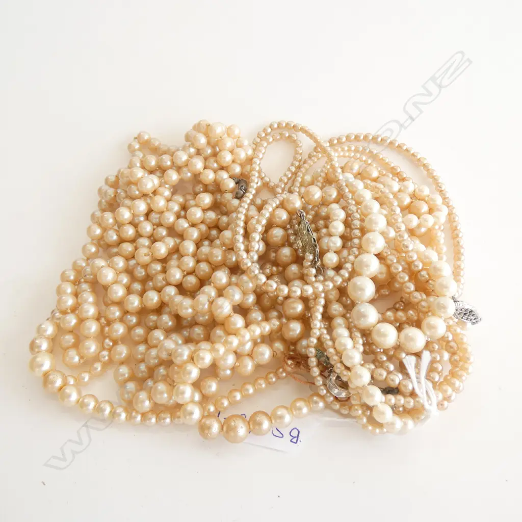VINTAGE FAUX PEARL NECKLACES INCL 3 STRAND NECKLACE Image 1++