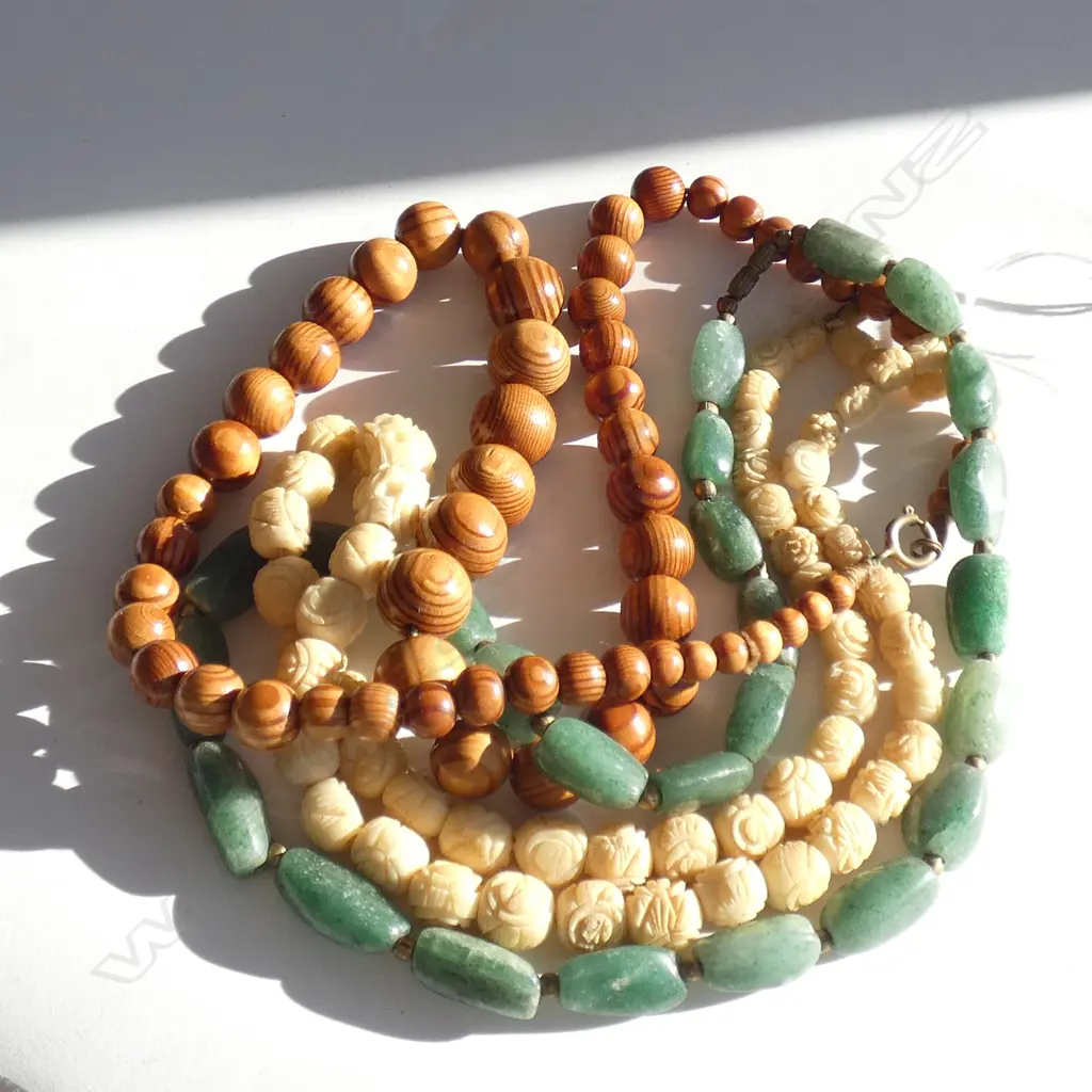 3 NECKLACES; GREEN QUARTZ, CARVED WHITE BEADS, WOODEN BEADS Image 1++