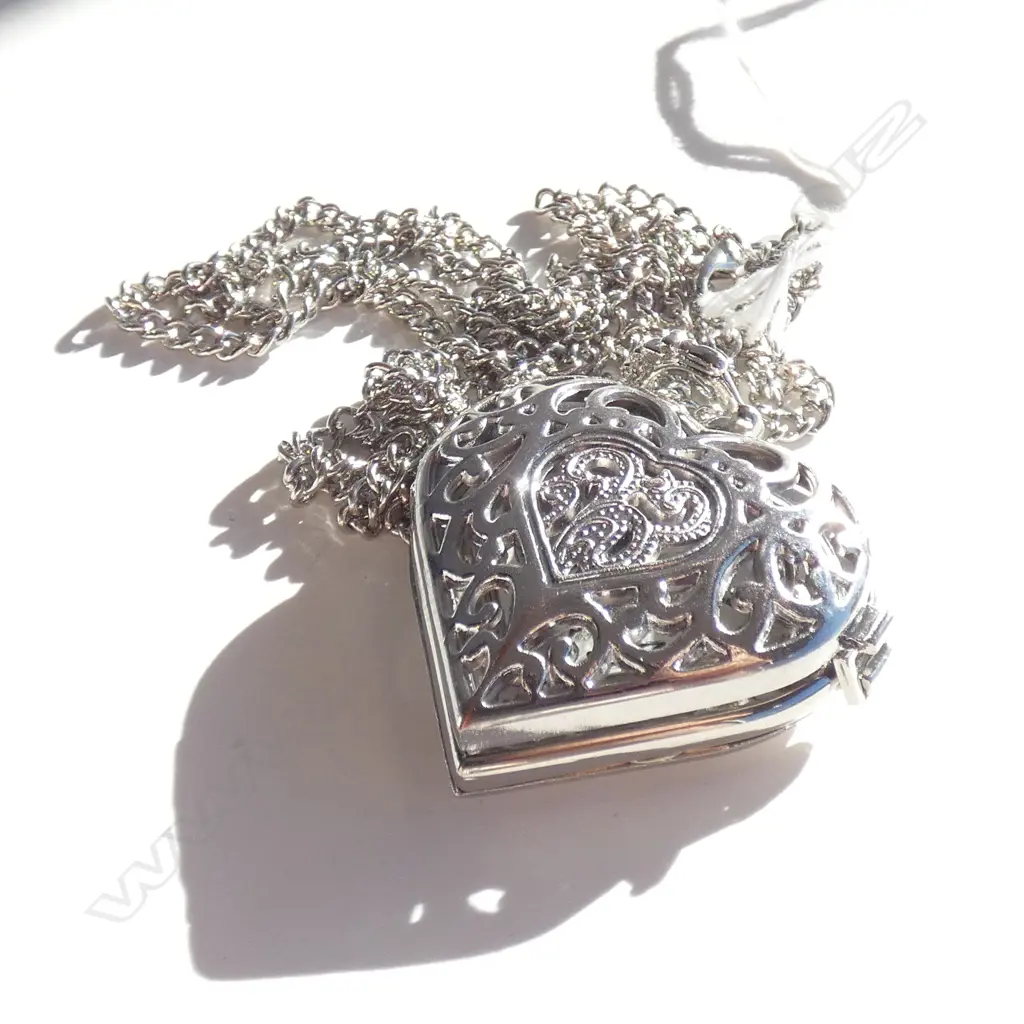 LGE SILVER HEART PENDANT WATCH ON CHAIN Image 1++