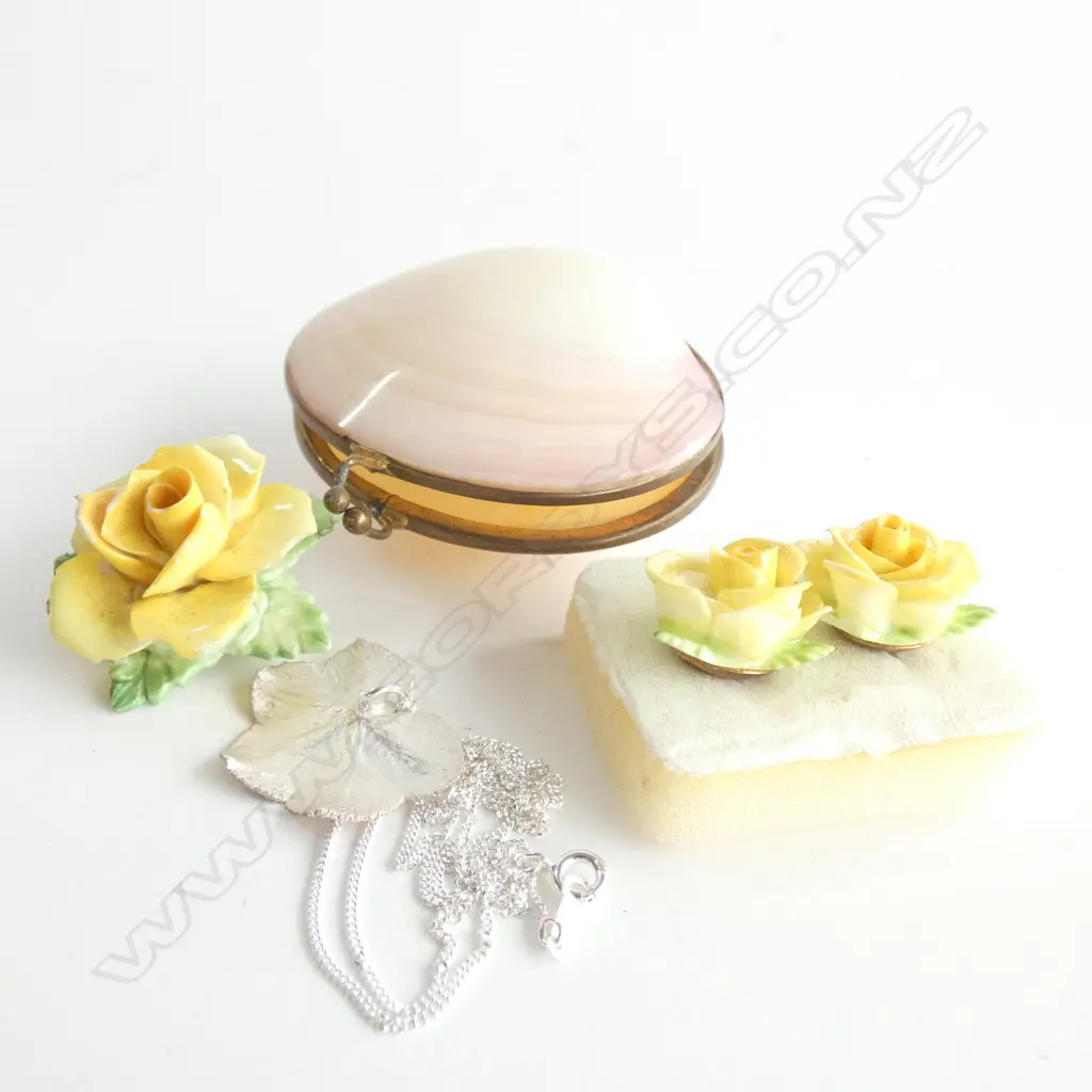 PORCELAIN BROOCH & EARRINGS / SHELL PURSE & SILVER NECKLACE  Image 1++