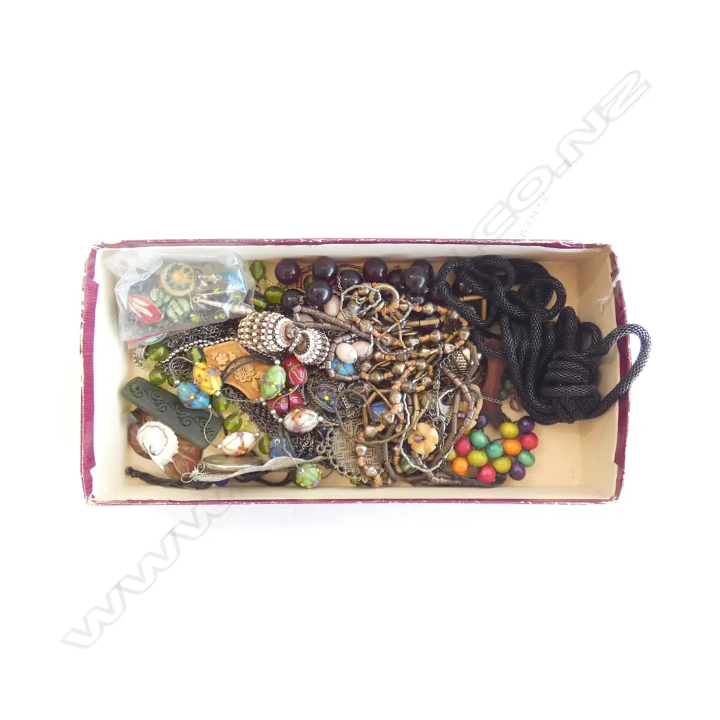 BOX ASST COSTUME JEWELLERY Image 1++