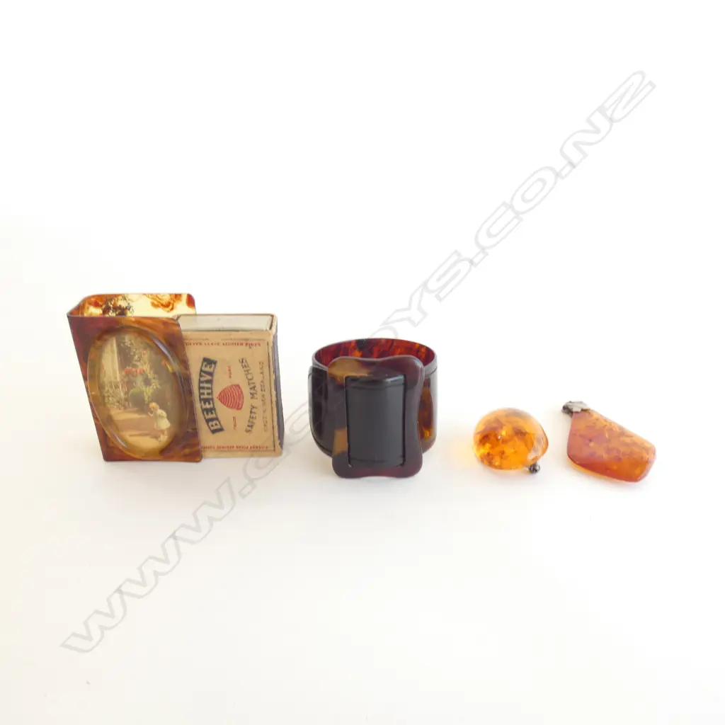 2 AMBER PCES; PENDANT & BROOCH + 2 TORTOISHELL PCES Image 1++
