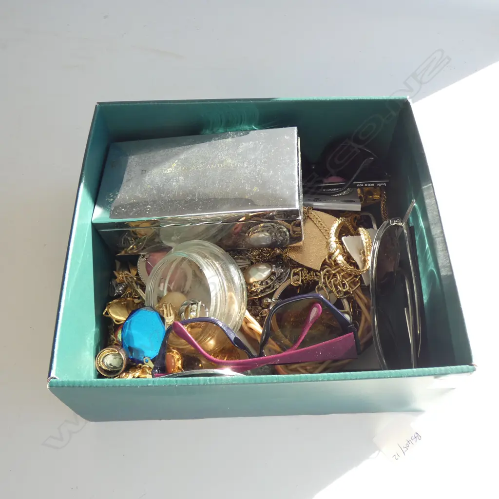 BOX LOT COSTUME JEWELLERY ETC Image 1++
