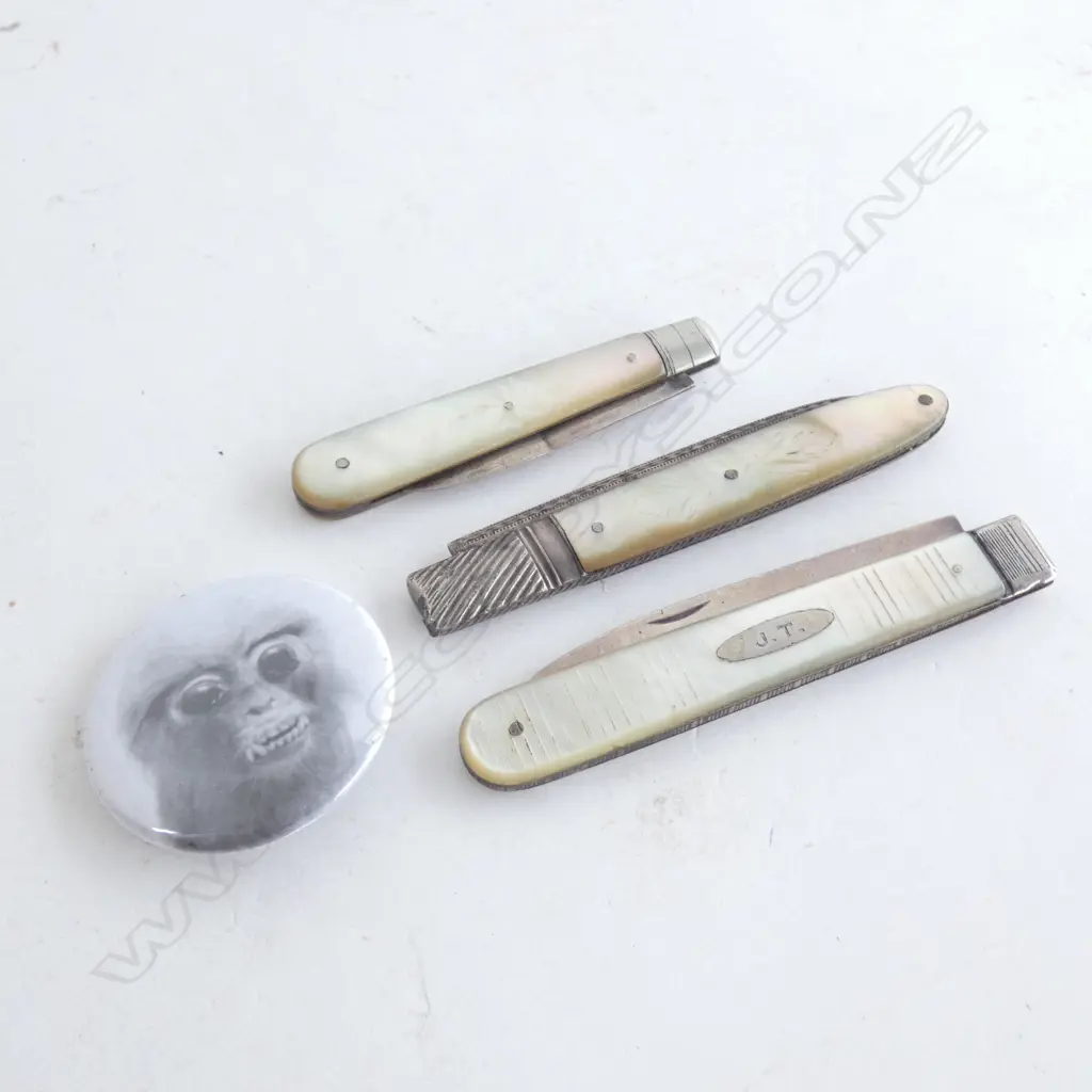 PETER PREYER MONKEY BUTTON BADGE + 3 STG & MOP POCKET FRUIT KNIVES  Image 1++