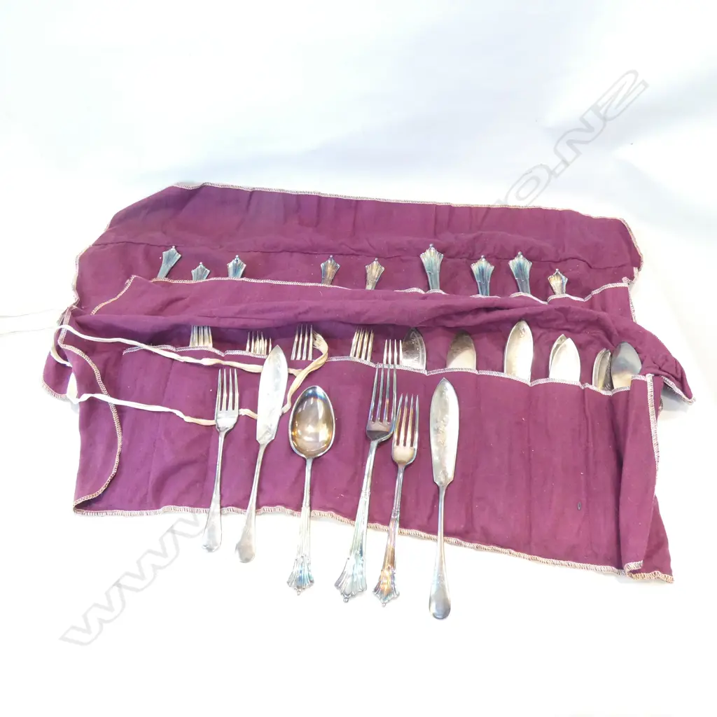 2 ROLLED BAGS CUTLERY; FISH SET + FORKS  Image 1++