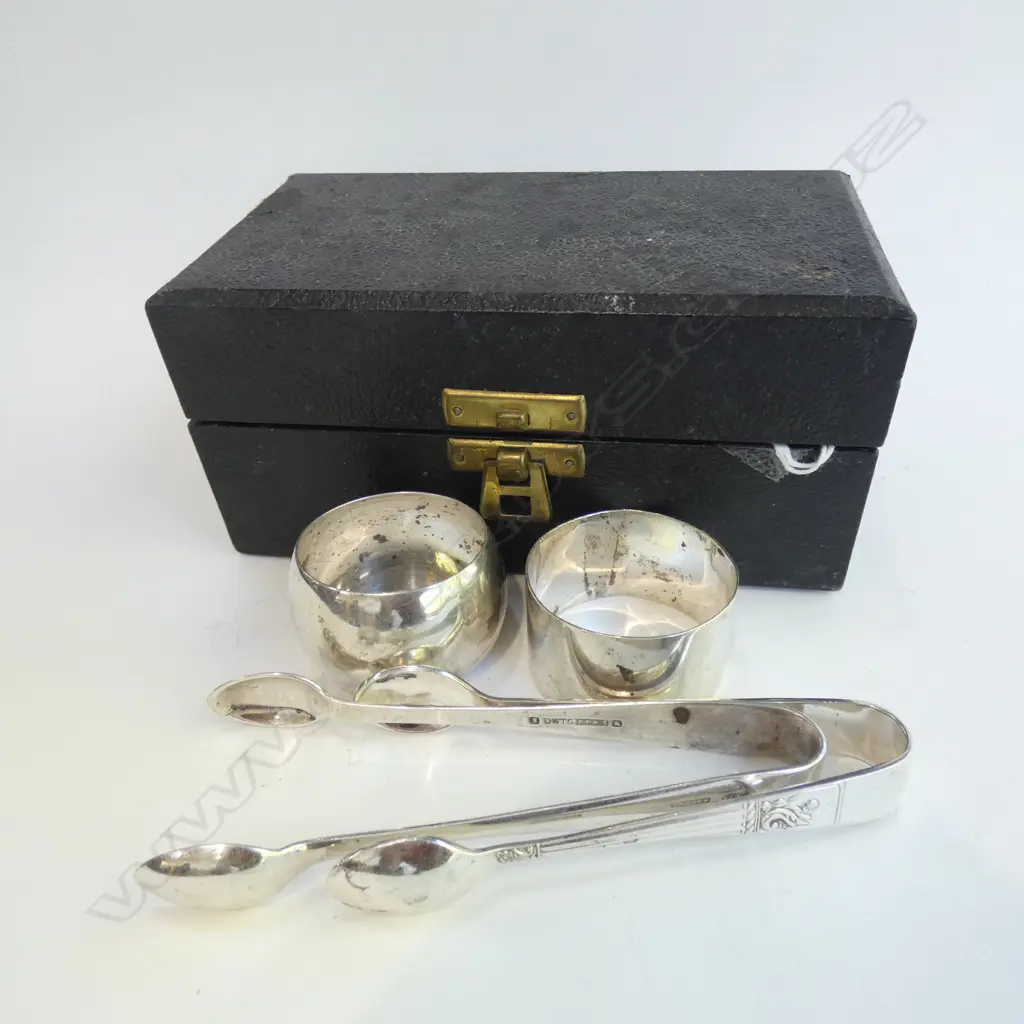 2 SILVER NAPKIN RINGS + 2 S/PLATE TONGS IN BOX Image 1++
