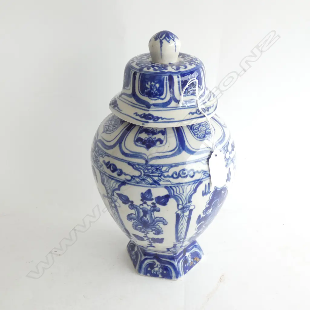 LG OLD ORIENTAL BLUE & WHITE LIDDED JAR H. 315MM Image 1++