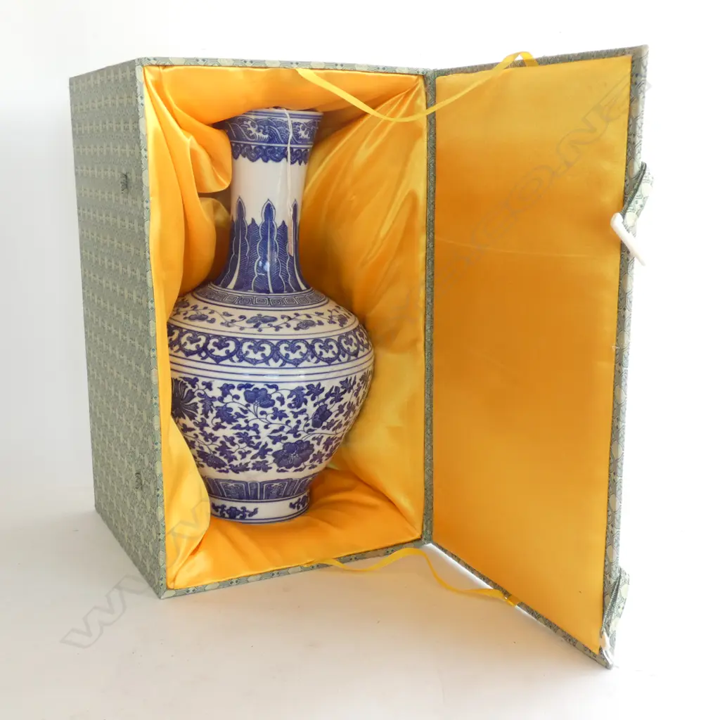 LARGE B/W CHINESE VASE H.360mm, CASED  Image 1++