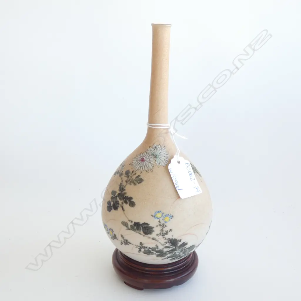 OLD ORIENTAL VASE WITH WOODEN STAND (H.235MM) VASE HAS CRACKS TO BASE Image 1++