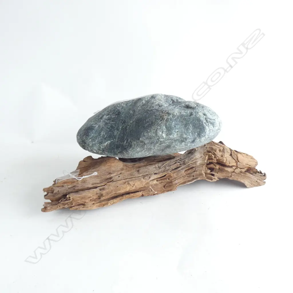 LG GREENSTONE (4.9KG L 235MM  w NATURAL TREE BRANCH STAND  Image 1++