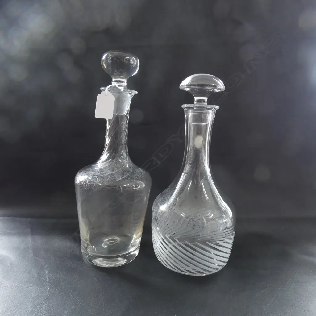 2 CRYSTAL DECANTERS w. SWIRL DECORATION H.300mm Image 1++