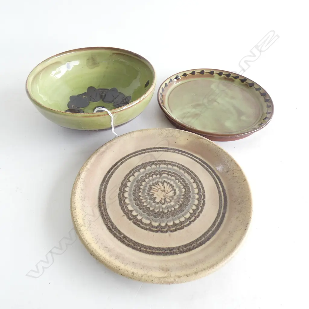 3 PCES SIDNEY TUSTIN WINCHCOMBE POTTERY; 2 SIDE PLATES & BOWL A/F 145mm dia Image 1++