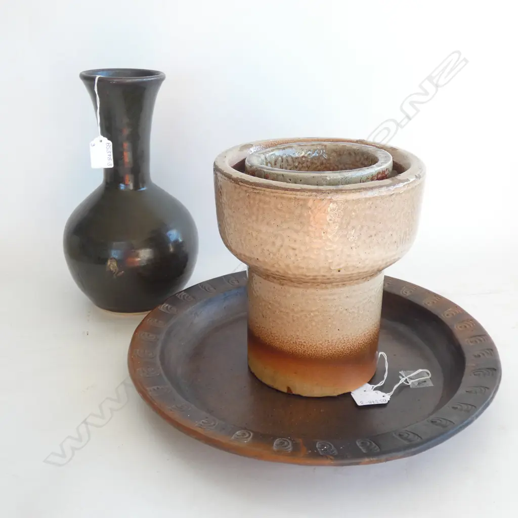 2 LG POTTERY VASES (H 220MM) + LG PLATTER (DIA  380MM) Image 1++