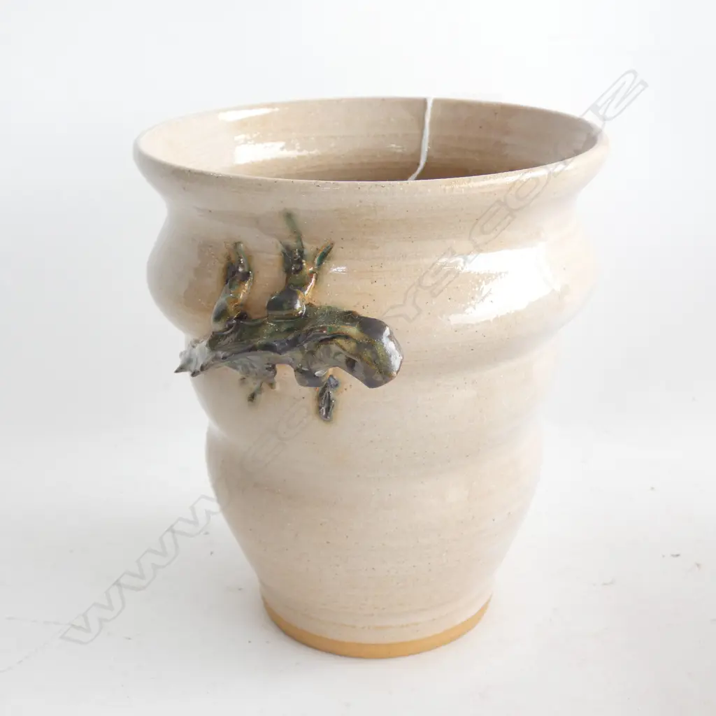 STUDIO POTTERY TAPERING VASE w. LIZARD TO SIDE H.165mm Image 1++
