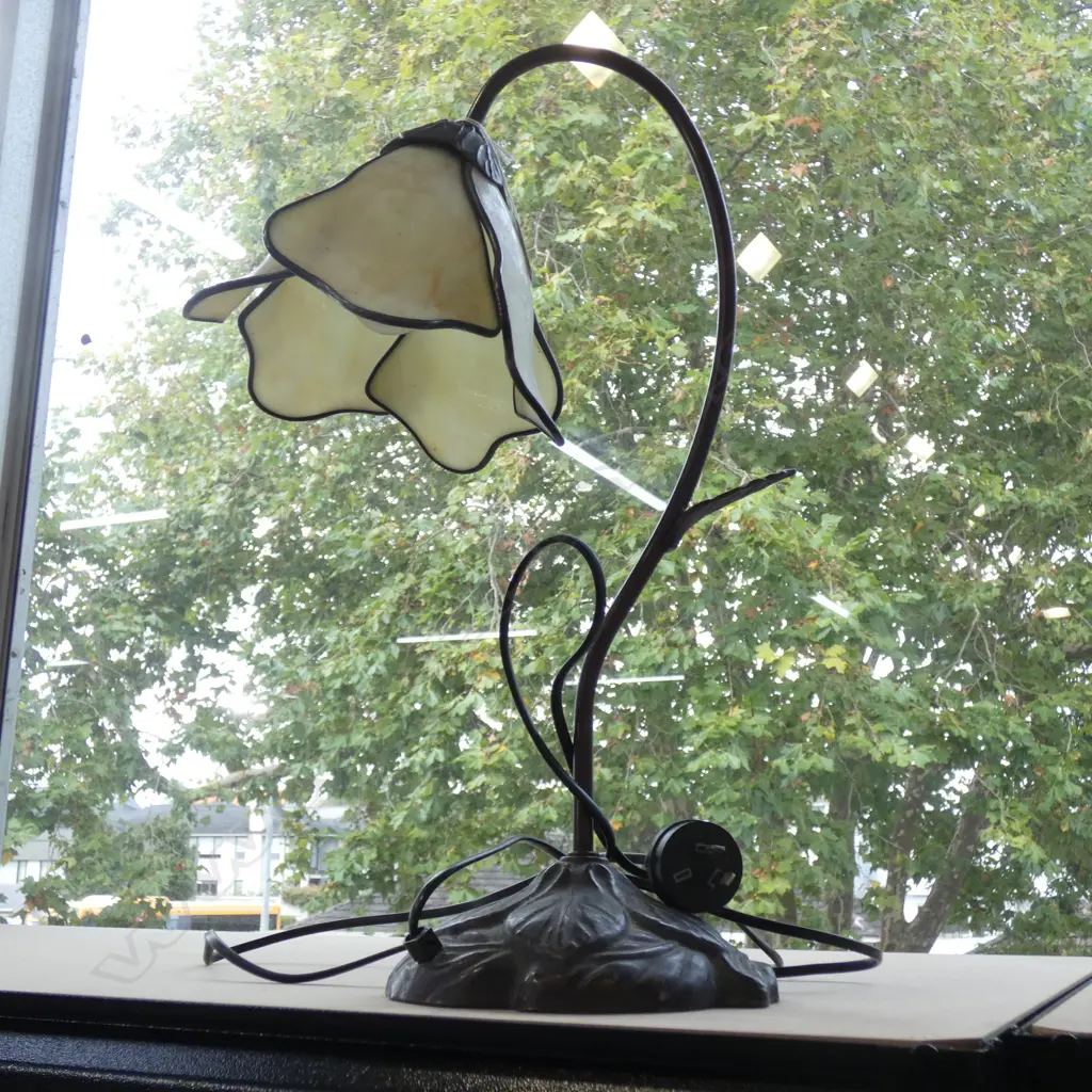 REPRODUCTION LILY SHAPED TABLE LAMP H. 460MM A/F Image 1++