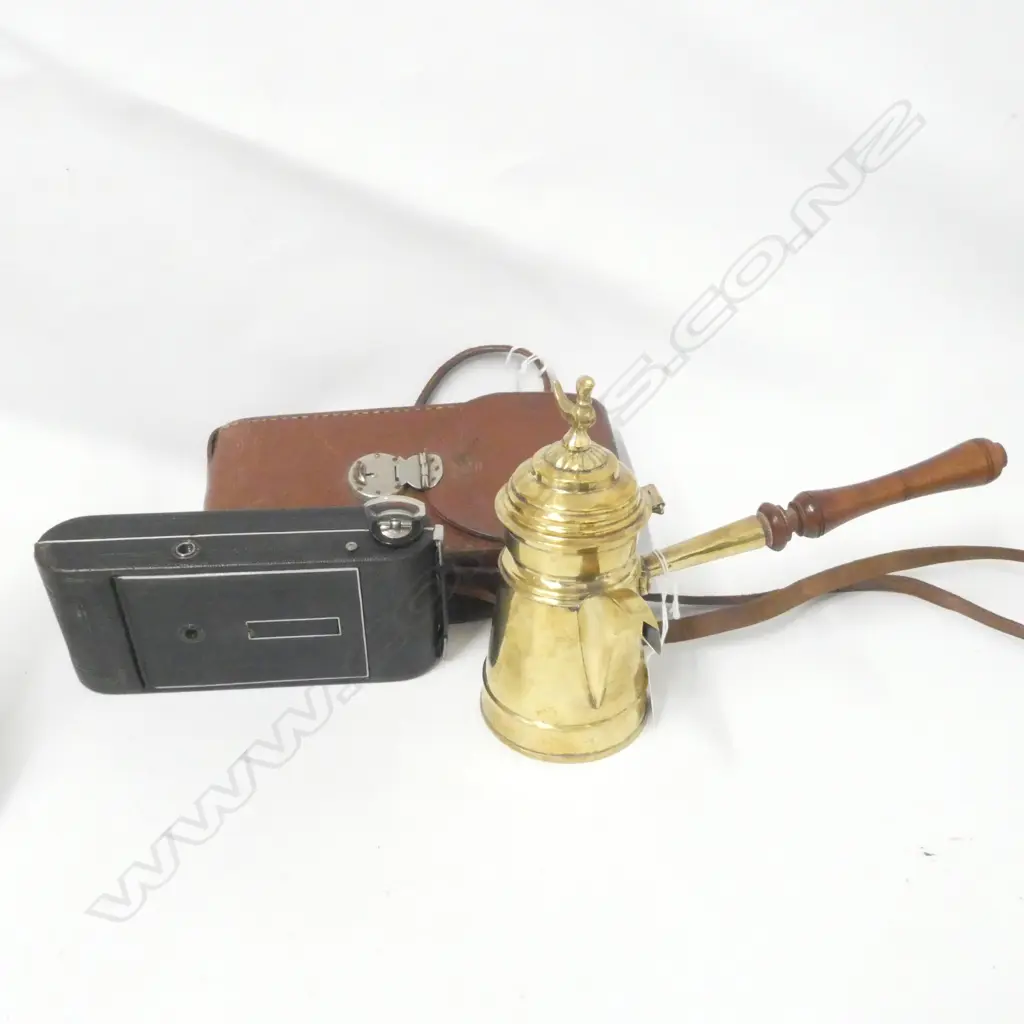 OLD AGFA FOLDING CAMERA IN LEATHER CASE & BRASS TURKISH COFFEE POT H. 180MM Image 1++