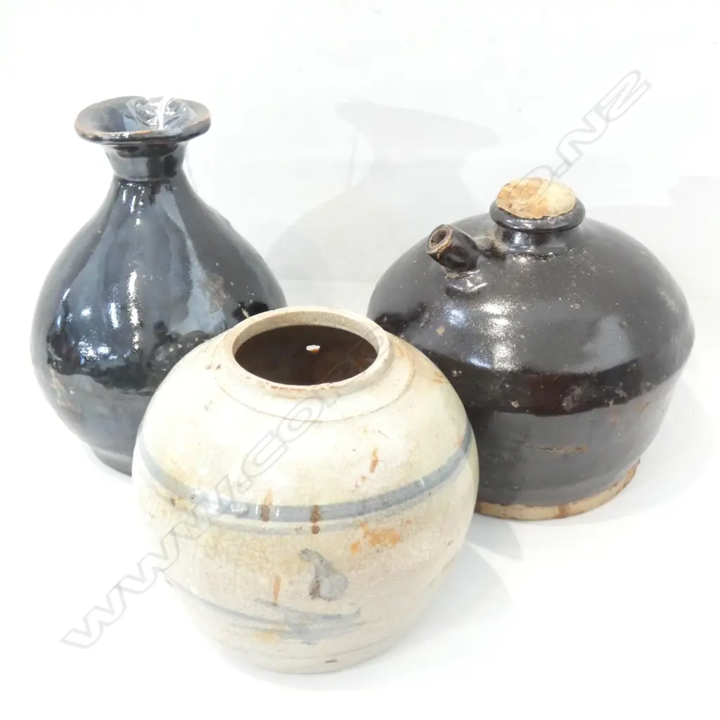 3 OLD ORIENTAL POTTERY ITEMS; FLAGON / GINGER JAR / VASE (H 175MM) Image 1++