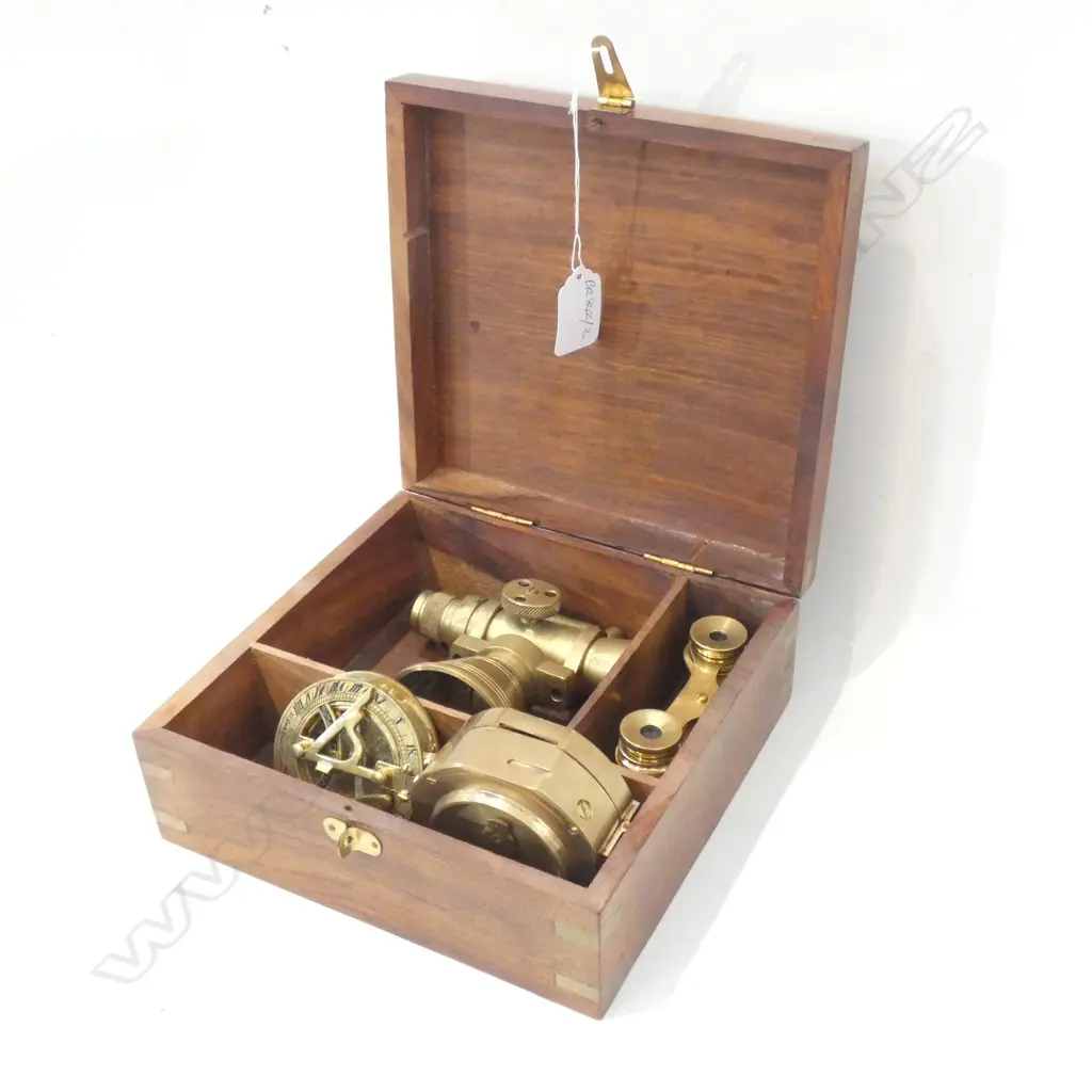 NAUTICAL BRASS COLLECTABLES IN WOODEN BOX Image 1++