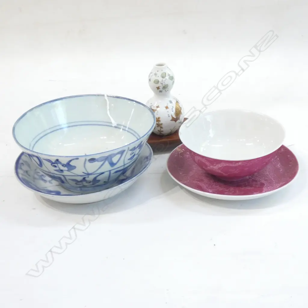 ORIENTAL CHINA; 2 BOWLS w SAUCERS / SM VASE & STAND Image 1++