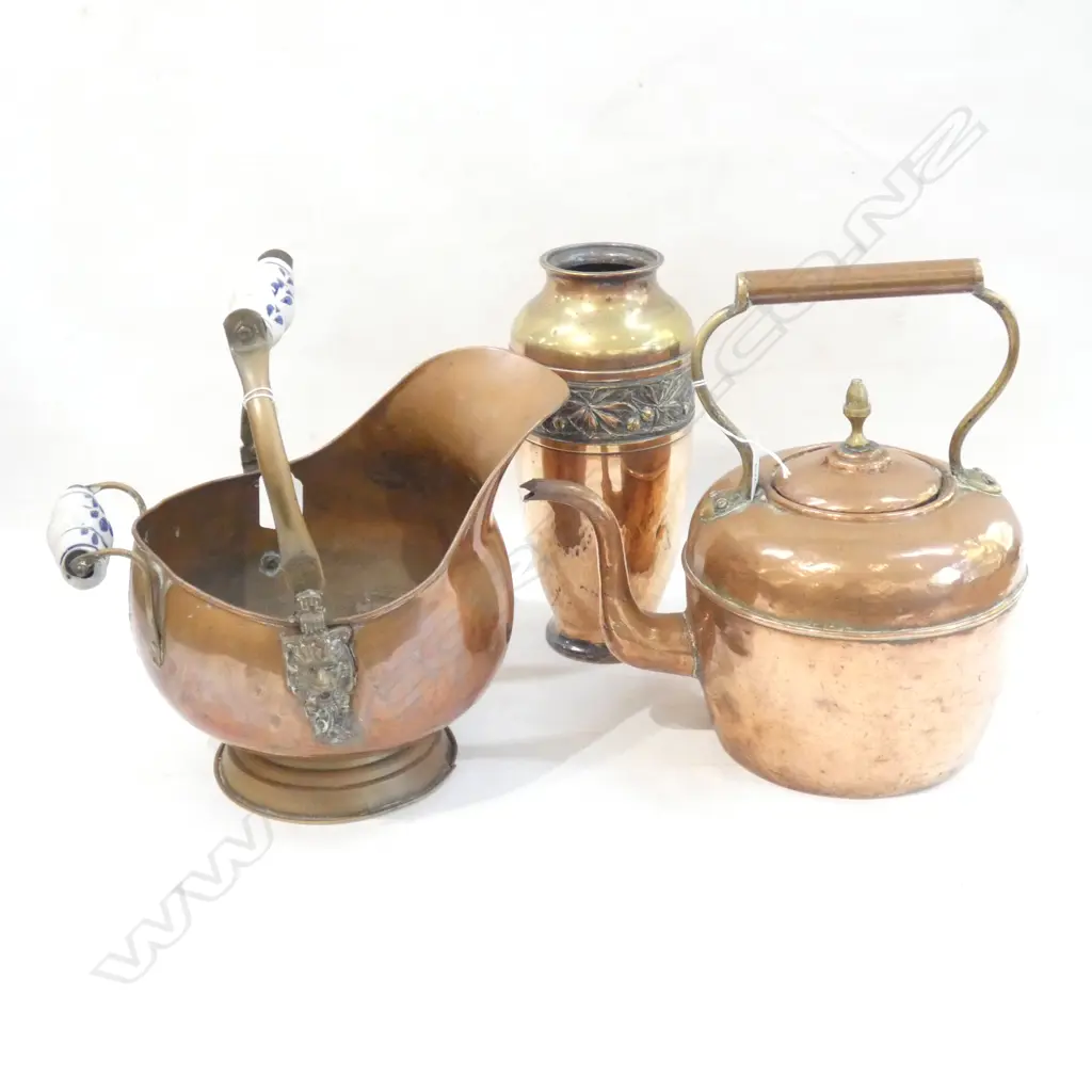 LG COPPER KETTLE (H230MM) COAL SCUTTLE w DELFT HANDLES & COPPER & BRASS VASE H. 285 Image 1++