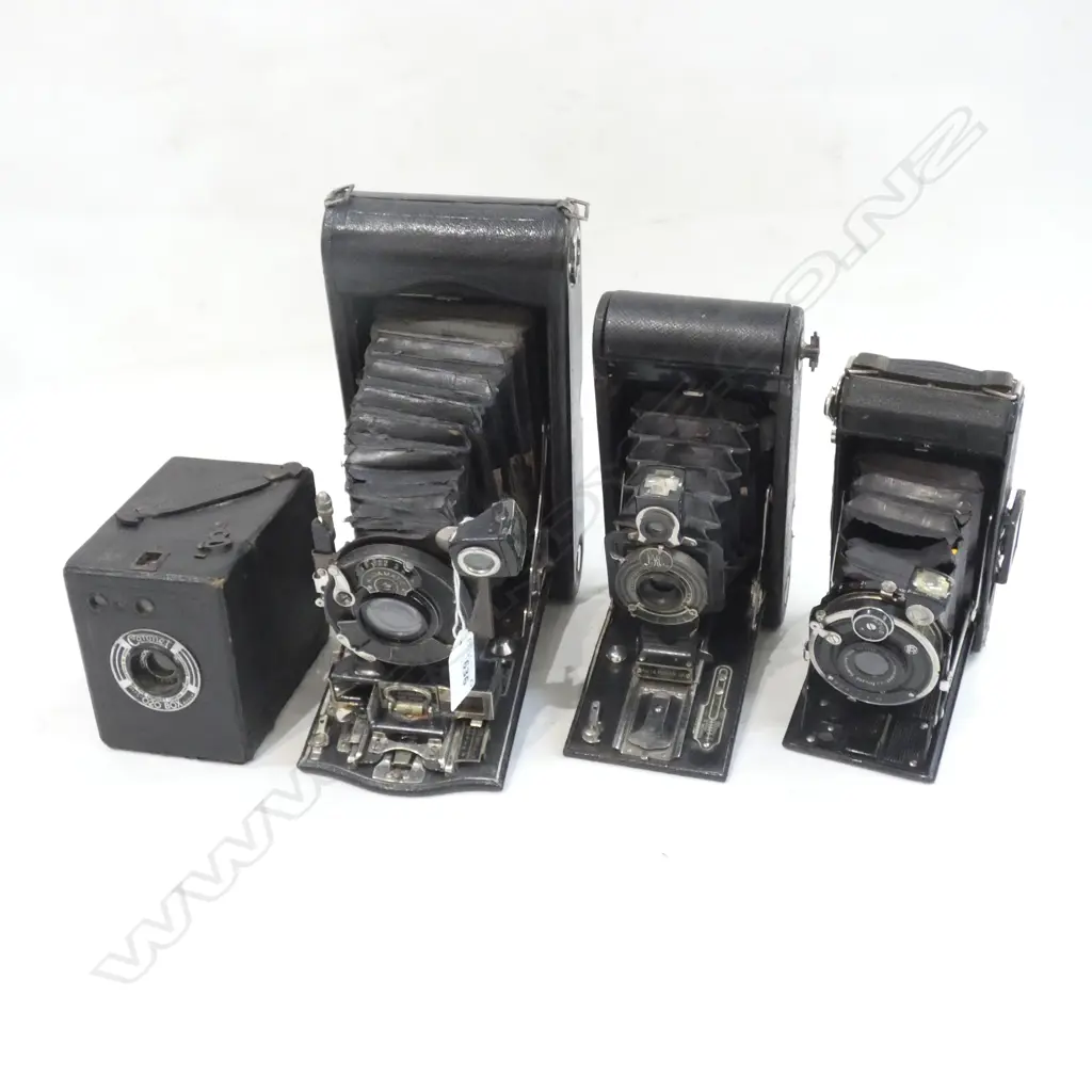 4 ANTIQUE CAMERAS INCL 3 FOLDING / 1 BOX Image 1++