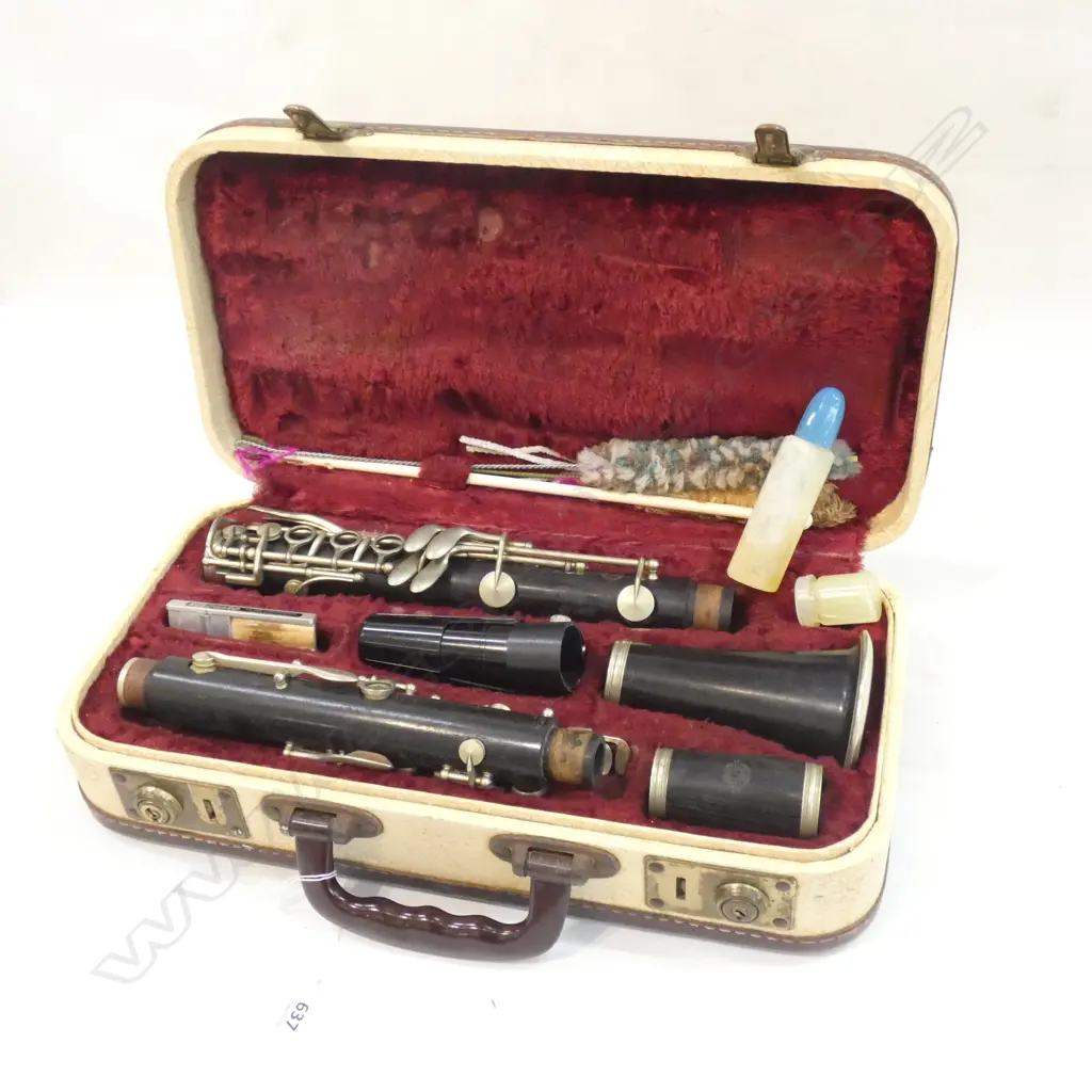SELMER CLARINET - WOODEN BODY - IN ORIGINAL CASE Image 1++