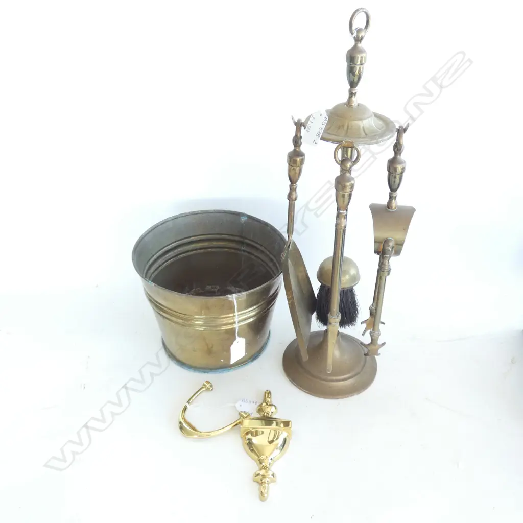 BRASS PCES;  BUCKET (H158MM) / SM 5 PC FIRE SET & VICTORIAN REPO DOOR KNOCKER IN BOX Image 1++