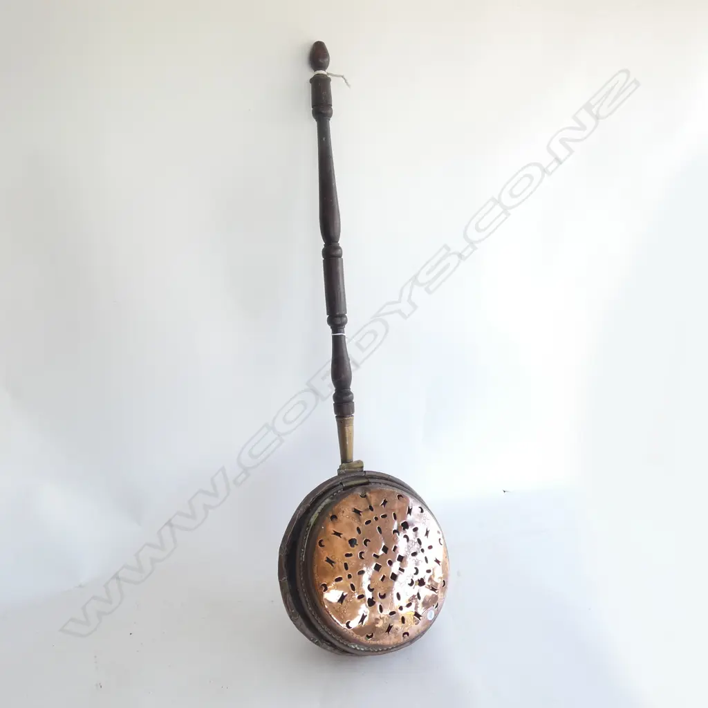 (17718) VICT COPPER & OAK BED PAN  Image 1++