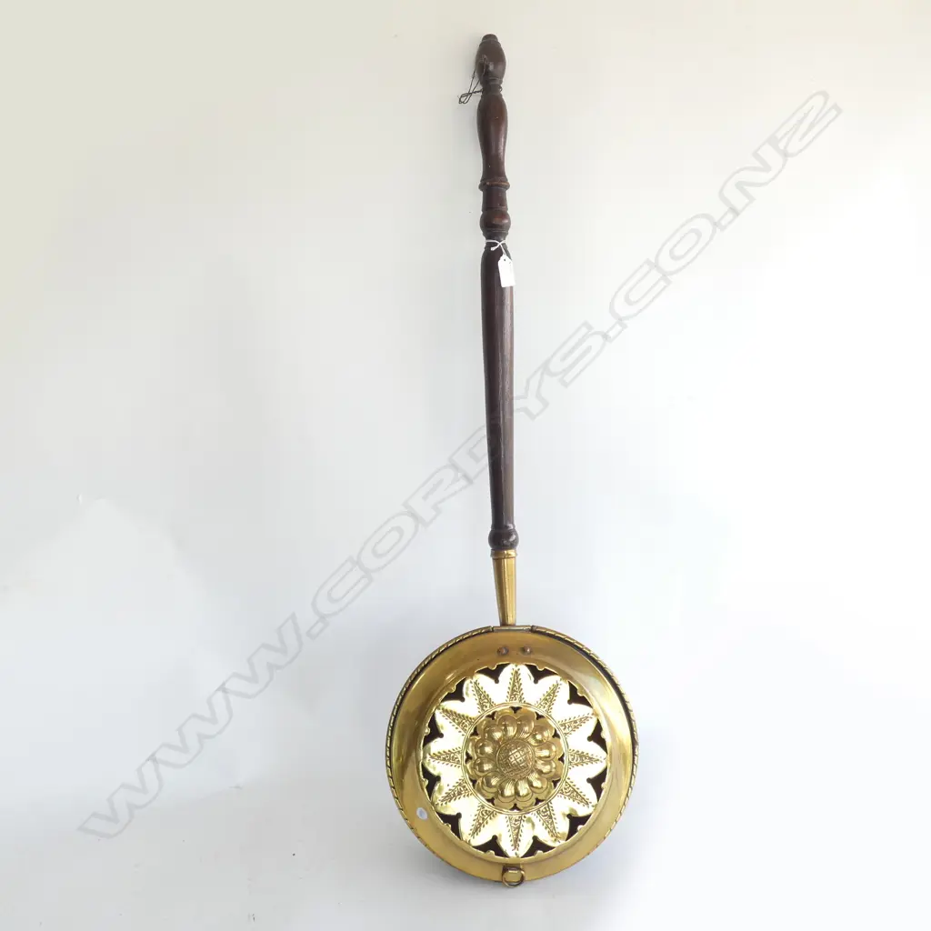 (17718) VICT BRASS & OAK BED PAN  Image 1++