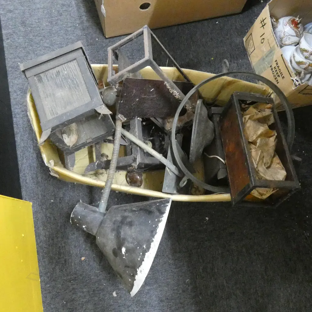 BOX LOT VINTAGE LIGHT FITTINGS Image 1++