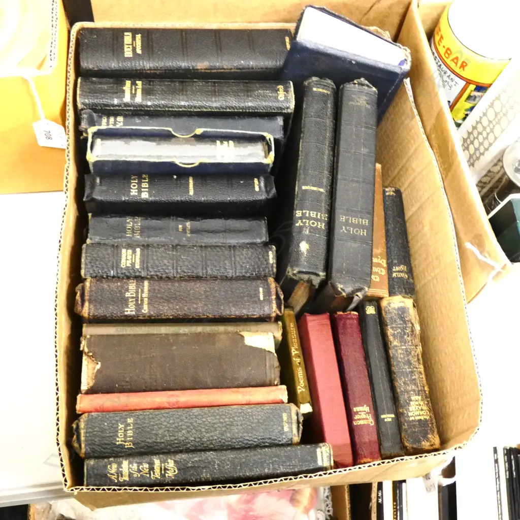 BOX LOT VINTAGE BIBLES  Image 1++