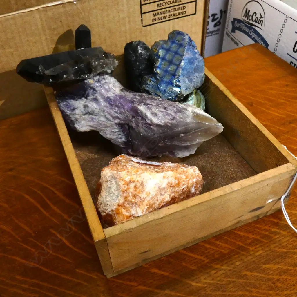 TRAY OF ASST. CRYSTALS & QUARTZ... Image 1++
