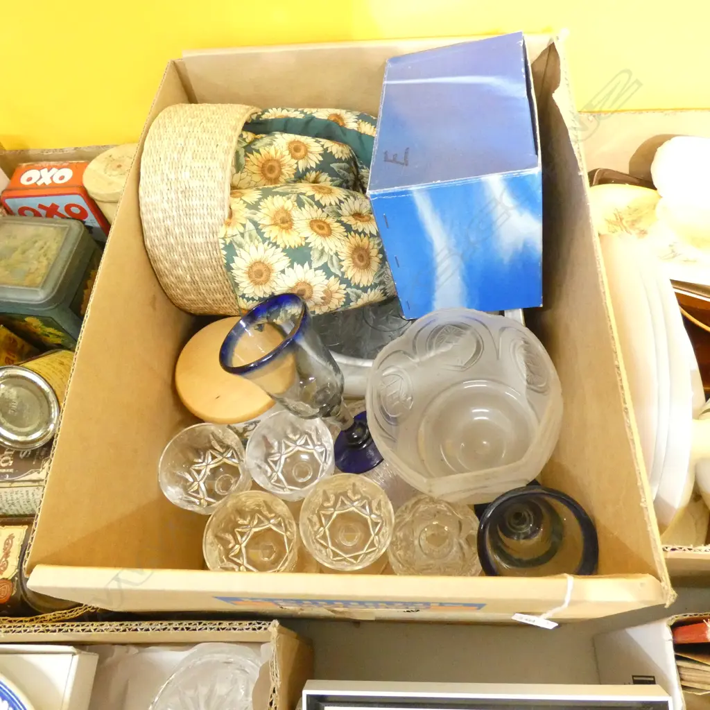 BOX LOT GLASSES / PORCELAIN ETC.. Image 1++