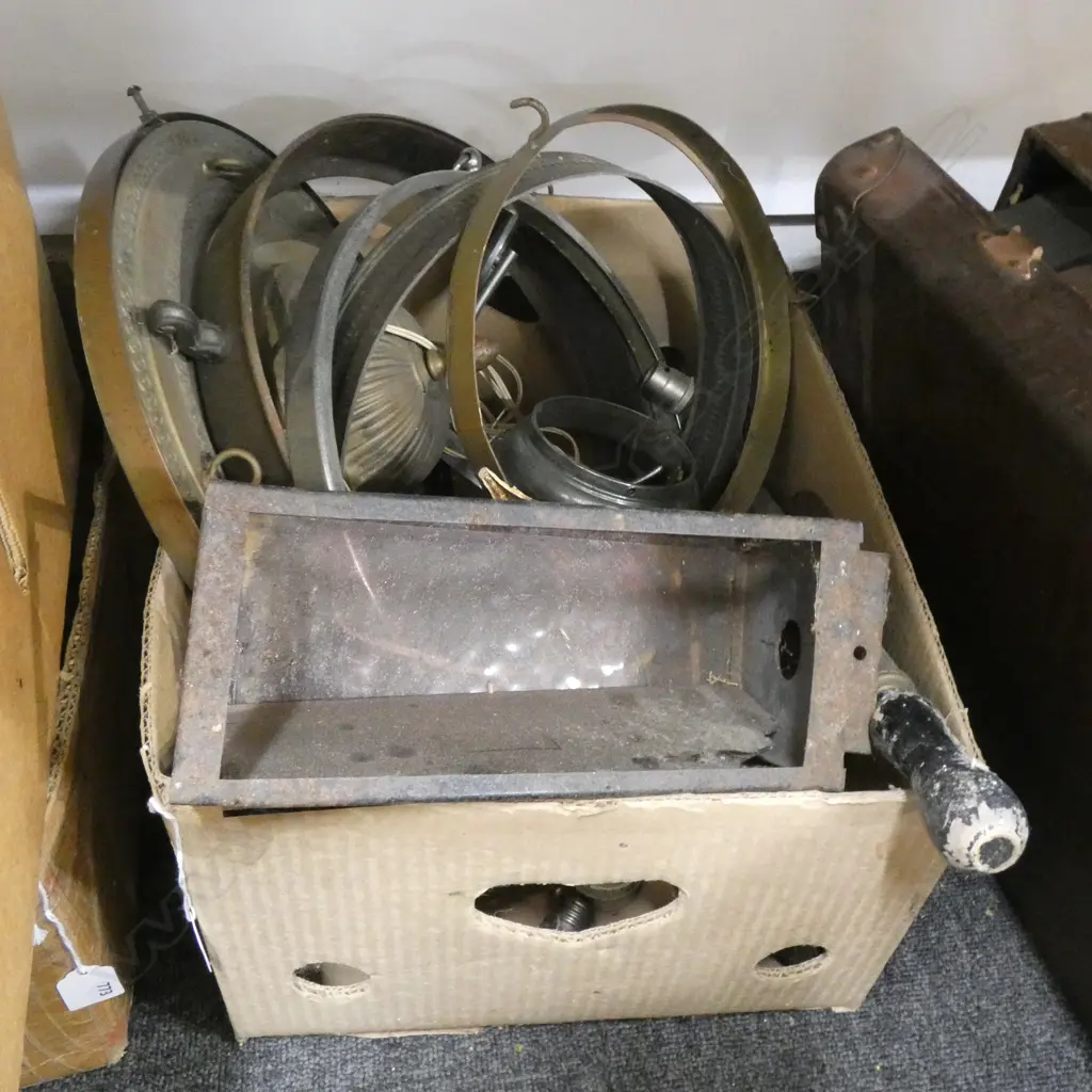 BOX LOT ASST. VINTAGE LIGHT FITTINGS Image 1++