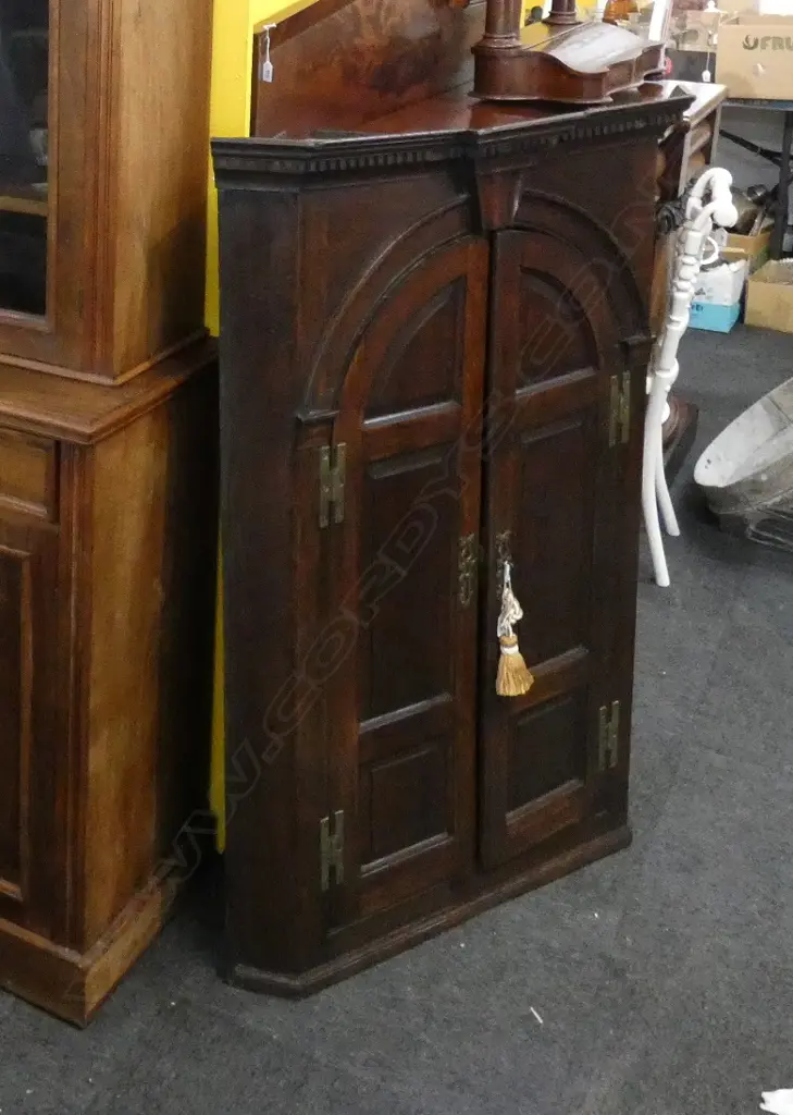 GEORIGAN MAHOGANY CORNER CABINET... Image 1++