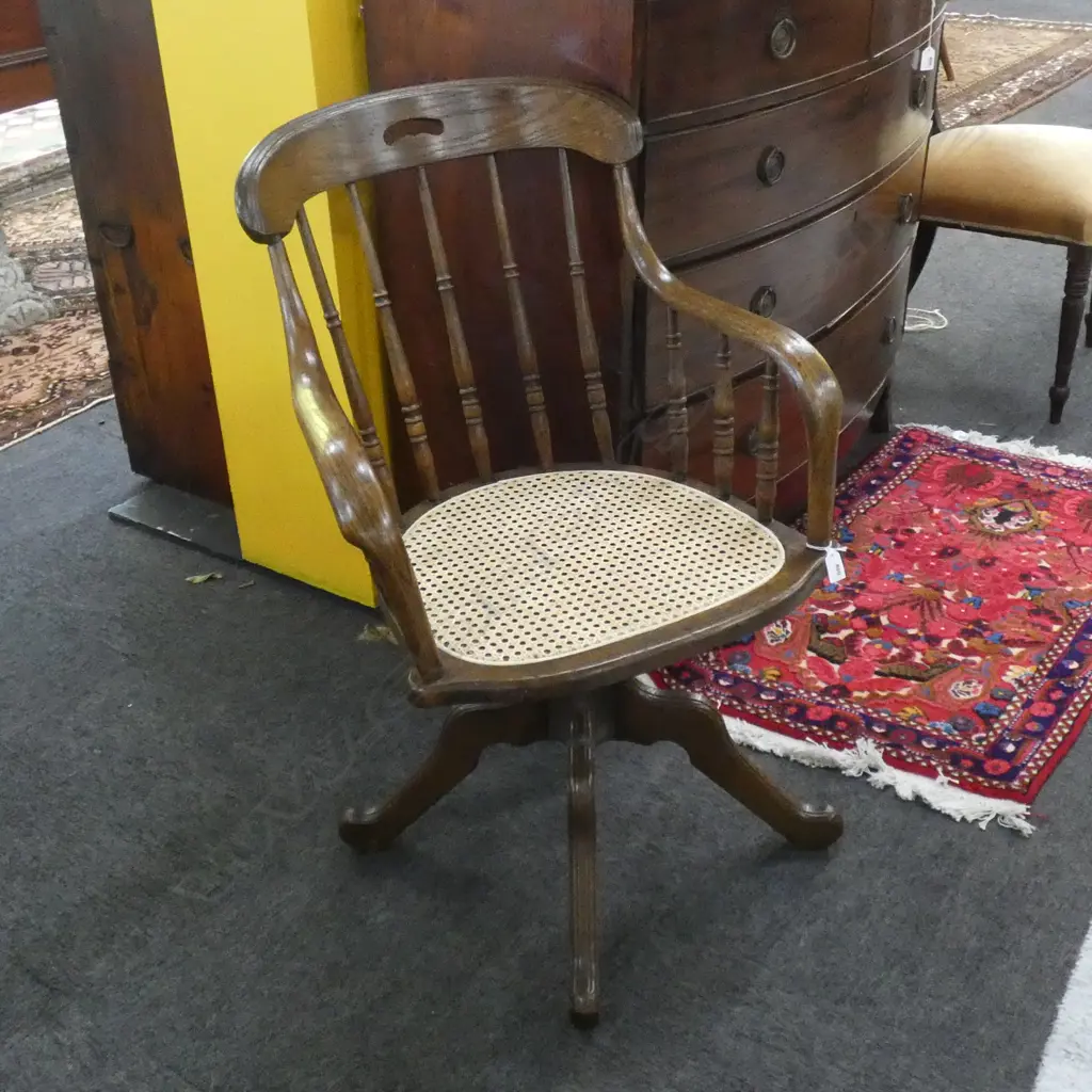 SPINDLE BACK CAPTAINS CHAIR  Image 1++