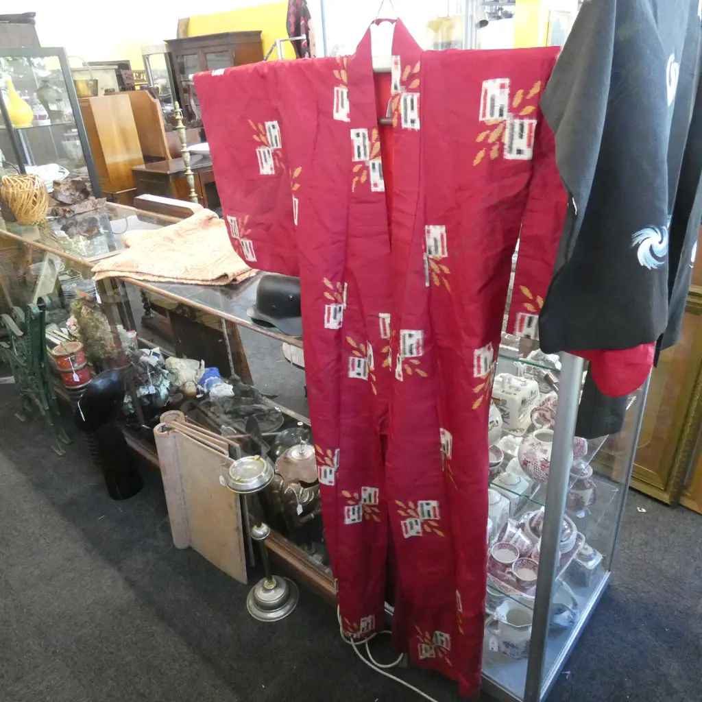VINTAGE FULL LENGTH JAPANESE SILK KIMONO - RED w GEOMETRIC PRINT - FULLY LINED Image 1++