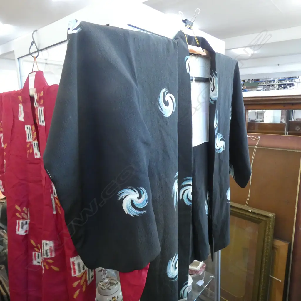 VINTAGE HALF LENGTH TRADITIONAL JAPANESE SILK KIMONO - BLACK w B SWIRL DESIGN  / HALF LINED Image 1++