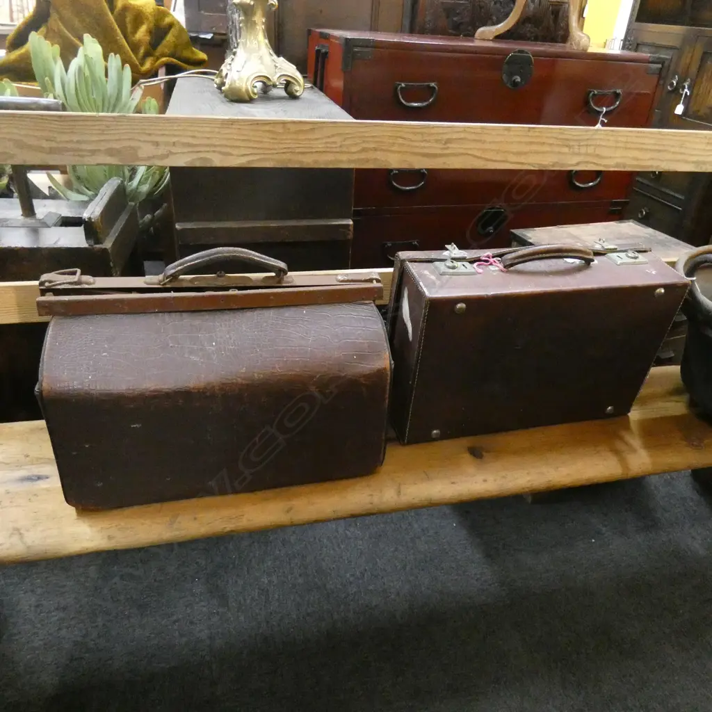 2 VINTAGE SUITCASES; DOCTORS BAG & OTHER Image 1++