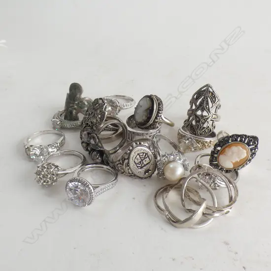 18 COSTUME RINGS 