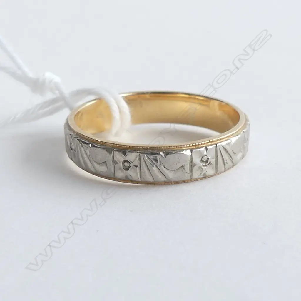 18CT & ENGRAVED PALLADIUM BAND RING NEW OLD STOCK 3.26gms Image 1++