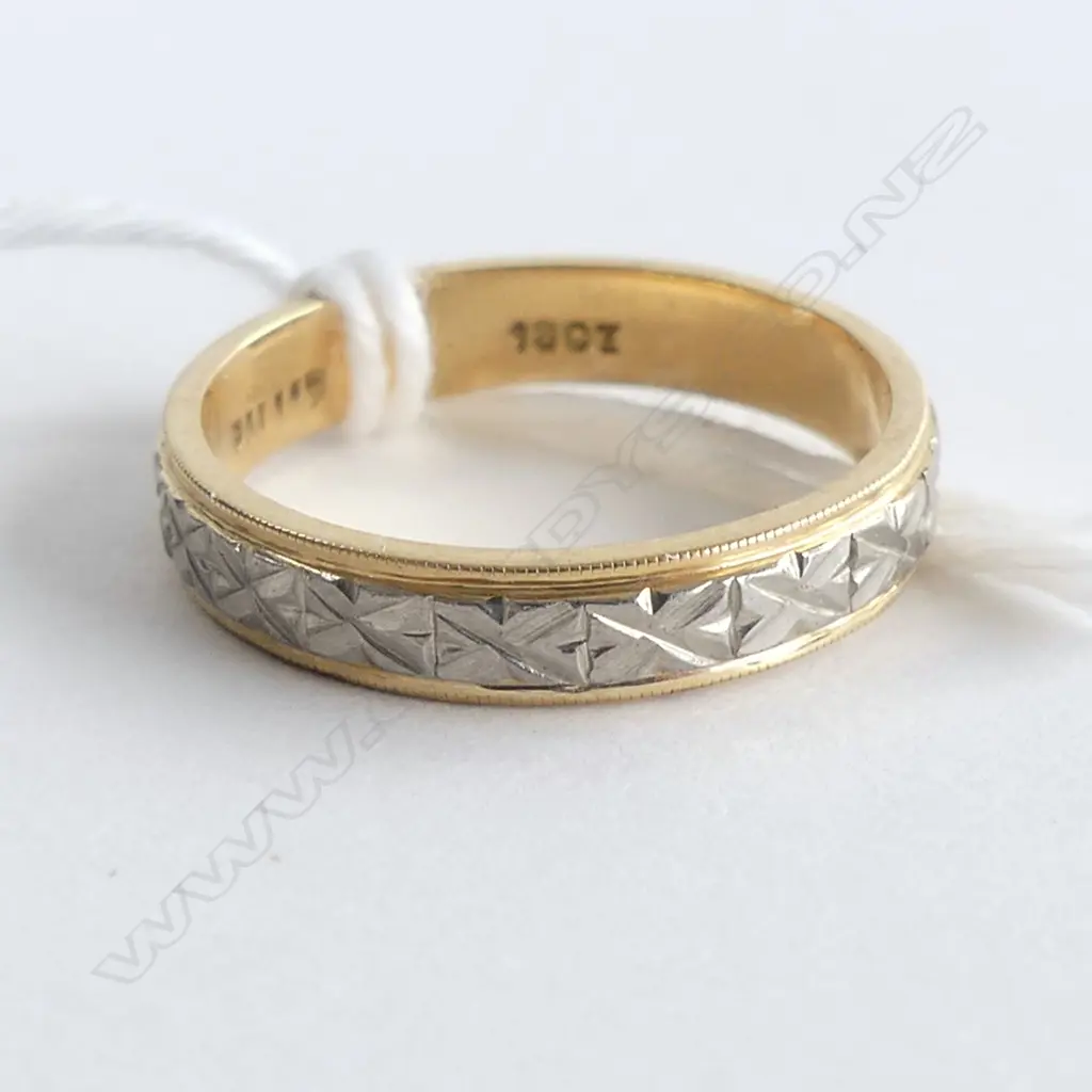 18CT & ENGRAVED PALLADIUM BAND RING NEW OLD STOCK 3.57gms Image 1++