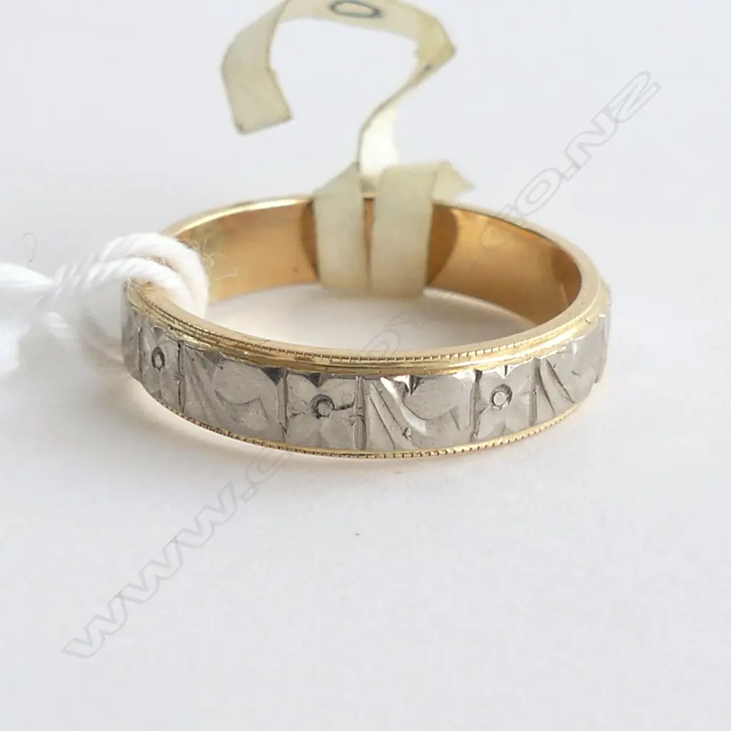 18CT & ENGRAVED PALLADIUM BAND RING NEW OLD STOCK 3.6gms Image 1++