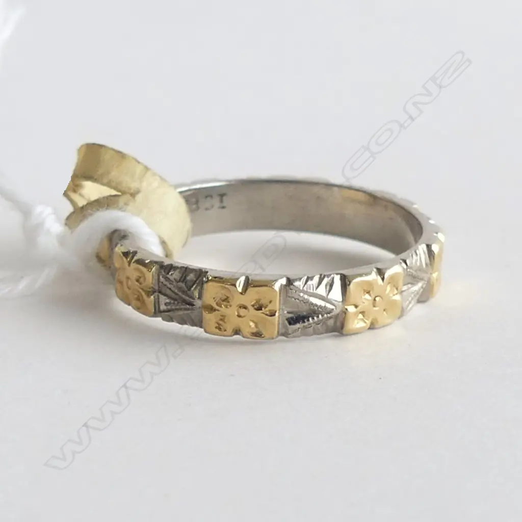 18CT & ENGRAVED PALLADIUM BAND RING NEW OLD STOCK 2.83gms Image 1++